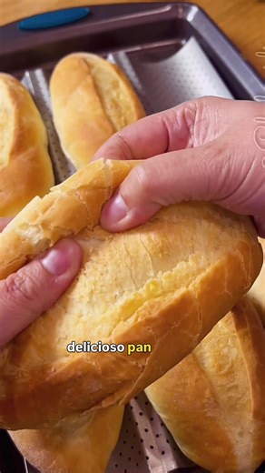Con que nombre los conoces ? Esta receta rinde para (6-8 piezas) Ingredientes: \t•\tHarina de trigo todo uso – 500 g \t•\tLeche tibia – 250 ml \t•\tAgua tibia – 50 ml \t•\tLevadura seca instantánea – 7 g (1 sobre) \t•\tAzúcar – 15 g (1 cda) \t•\tSal – 10 g (1 cda) \t•\tAceite de oliva – 30 g (2 cdas) \t Preparación: \t1.\tActivar la levadura: Mezcla la leche tibia, el agua, la levadura y el azúcar. Deja reposar 10 minutos hasta que espume. \t2.\tHacer la masa: En un bowl grande, mezcla la harina