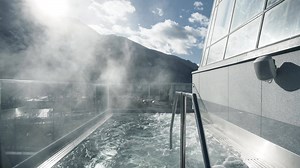 10 people can fit in Inúu's outdoor Jacuzzi, and the water comes in at 36ºC. This is our highest thermal bath with the best views in Caldea. Have you tried it yet? Come today until midnight! | Caldea