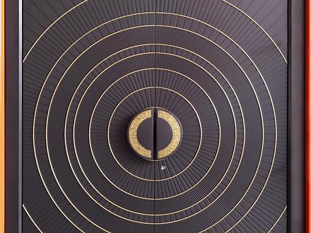 MOXIPIX摩昔高性能入户门“烟波” : 远方连绵的山，一面平静的湖水，被风激起层层涟漪；动静相调之中，满是诱人的意韵。用极致的手法来展现艺术与大自然的关系，感受心灵的震撼。#入户门#高端定制#工厂实拍