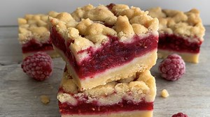 Raspberry Crumble Bars 😍 When the sun comes back out, give this fruity number a try 💕💖 Sound on for full instructions 🔉 All you need is: For the shortbread: 225g salted butter, softened 120g granulated sugar 320g plain flour For the filling: 230g frozen raspberries 150g raspberry jam 60g granulated sugar 3 tbsp cornflour 1/2 tbsp lemon juice Tin size: 8x8” Bake 190C/(170C fan): 15 mins for base, then 35 mins for the top Allow base to cool for around 15 mins before adding the filling Enjoy! #