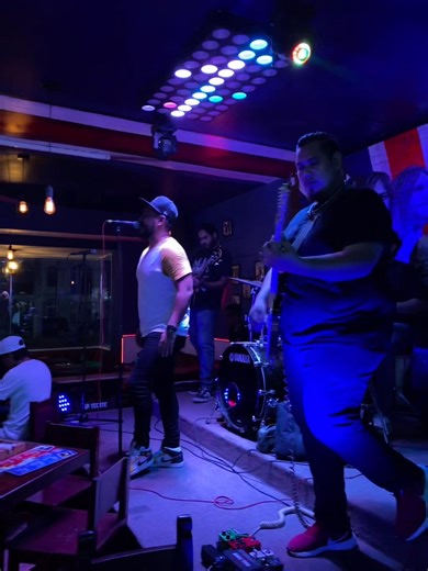 23 reactions | Viernes de rock en vivo a partir de las 10:00pm y el escenario quedará a cargo de VINYL 蘭 | London English Pub | Facebook