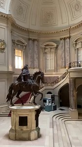Es lohnt sich auf jeden Fall, während eures Museumsbesuchs auch öfter mal den Blick nach oben zu richten! Die Decken im Bode-Museum stecken voller Details, die darauf warten, entdeckt zu werden. ✨ // It's definitely worth taking a moment to look up during your museum visit! The ceilings in the Bode-Museum are rich in details waiting to be discovered. ✨ Bode-Museum Innenansicht © Staatliche Museen zu Berlin | Bode-Museum