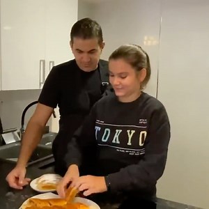 Reteta de PLACINTA CU DOVLEAC prezentata pentru prietenii mei gurmanzi. Nu putea sa treaca toamna fara sa pregatim o reteta de placinta de dovleac adevarata. va invit sa probati si aceasta reteta de placinte cu dovleac. Ingrediente: 750-800 gr faina 400 ml lapte caldut 200 ml ulei 2 oua 12 gr drojdie proaspata (4-5gr drojdie uscata) 1 lingurita de zahar 1 lingurita de sare 450 gr dovleac ras 1 lingurita scortisoara 3 linguri de zahar pentru dovleac (dupa gust) | La Sebi acasa