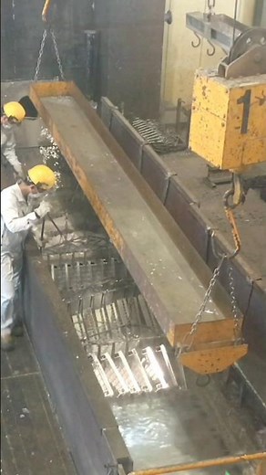 グレーチングの表面に亜鉛皮膜を作る工程（メッキ層への浸漬と冷却）どぶめっき・溶融亜鉛めっき