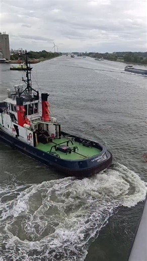 Behara Raja | 🚢💪 Watch how a tiny but mighty tugboat pulls a giant cargo ship using its full power! Incredible footage of real maritime strength at work.... | Instagram