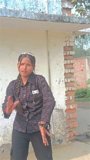 Kriti Gupta on Instagram: "Falanawa Bau Farar Bhaiel 🫰😜 . .#trendingreels #holi #bhojpuri #explore #instagood"