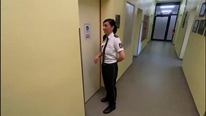 Von Frau zu Frau Es muss ja nicht immer der Strauß von einem Mann sein... Am heutigen #Frauentag hat Polizistin Leni einfach mal Kollegin Claudia im Büro überrascht. Von Frau zu Frau quasi. Frauen sollten sich sowieso noch mehr gegenseitig unterstützen: bei Arbeit, Familie, Freizeit... Natürlich nicht nur heute 😉 #girlpower #InternationalWomensDay *ct | Polizei Mecklenburg-Vorpommern