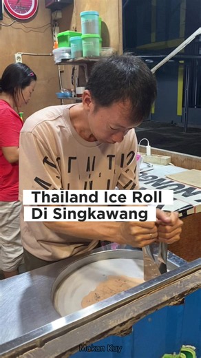 Thailand ice roll di singkawang ini harganya 15k Banyak varian rasa dan topping Salah satu es krim unik yang jarang dijual di singkawang Pecinta es krim wajib sih ini rekomendasi Ingat minum cari @MASKUA 📌 Smile Ice Roll Jln. Jendral Sudirman Depan Indomart Condong Singkawang 🕑 09.00 - 21.30 #fyp #singkawang