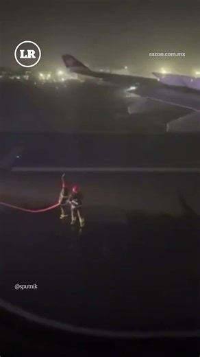 Motor de avión se incendia durante el despegue #shorts