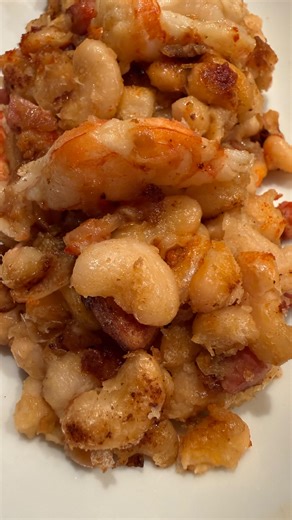 Ada Parellada on Instagram: "MONGETES AMB GAMBES Mongetes Gambes Ceba All Tomàquet Bacon Pebre vermell picant Pebre vermell dolç Sal Oli Fregim els caps de les gambes en un dit d’oli. Aixafem bé els caps i els retirem. Sofregim la ceba picada amb una mica de sal. Afegim l’all filetejat i el bacon. Quan tot plegat sigui ben daurat hi ppsem el mig tomàquet ratllat. Fem confitar. Finalment hi posem mitja culleradeta de pebre vermell picant i les mongetes. Sacsegem a foc alt perquè es fregeixin les