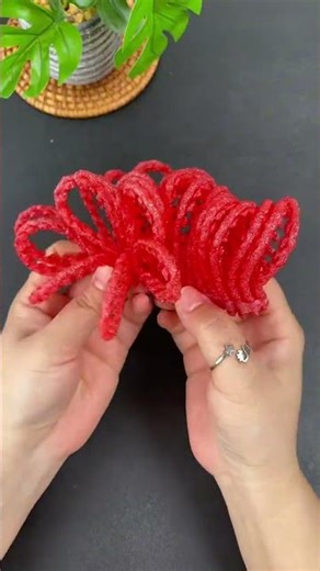 Don’t throw away fruit net. Use it to make beautiful flowers for mom as a Mother’s Day gift. Han