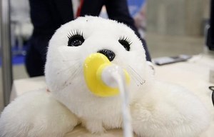 La foca “Nuka” es un peluche robotizado que mejora la salud