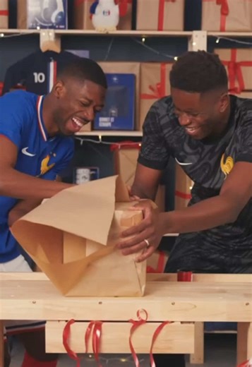 Stay until the end to see the 10/10 of @Jules Koundé 🙌😲 #christmas #wrappinggifts #equipedefrance #football #sportstiktok