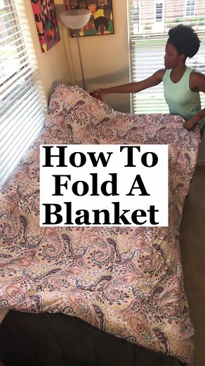 How To Fold A Blanket #blurrhomedecor #homedecor #homedecortips #homestorage #blanket