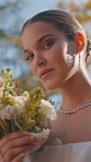 Gara Arias, oro blanco y diamantes naturales multitalla que dialogan con la luz en cada gesto.⁠