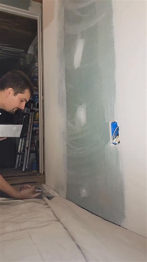 Spackle man coating corner bead . . #drywallfinisher #construction #diy #reels #satisfying #homeimprovement | spackleman