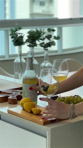 Graziela Susin Sachet on Instagram: "Além de não fazer mal, faz bem ✨ Usei limão siciliano e uvas só pra enfeitar mesmo 😂 porque o sabor dela sozinha já é bom demais! • Apenas 8 kcal por taça (200 ml) • Sem conservantes • Vegana e sem glúten • Rica em compostos naturais da fermentação • Auxilia o equilíbrio intestinal Se quiser fazer o teu drink, tem cupom no site: 🏷️GRAZI 🤍🥂"