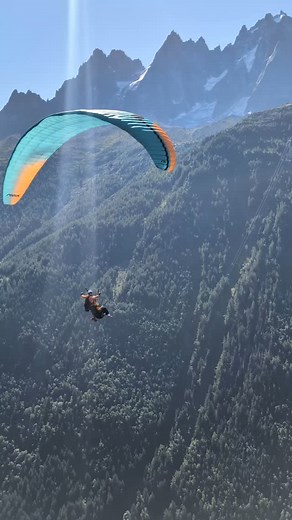 Sensation flight, "heli" tricks over Chamonix valley #chamonixmontblanc #paraglidingtandem #paraglidingchamonix #chamonixvalley #montblanc @niviukparagliders | Wing over Chamonix