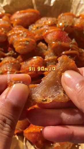 ales cuisine on Instagram: "Gil gamja🥔crispy chewy potatoes Ingredients: 2 pcs potato 130 ml water Salt 100 gr tapioca starch ~~~ Seasoning: Chilli powder Bbq powder (optional) ~~~ Sauce: Buldak hot sauce Mayo ~~~~ Garnish: Dried parsley —— *Note: the hottest korean street food, its gil-gamja or crispy chewy potatoes. Super crispy outside and chewy inside, better than regular crispy potato🥔wajib coba lebih enak dbanding crispy potato karena ada chewynya!😭😋 ~~~ @olatte.indonesia korean drink 