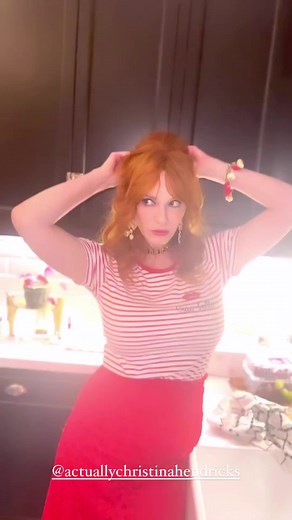 31K views · 2K reactions | ❤ . Christina's pizza party  . . . #ChristinaHendricks #christinahendricksadmiration #joanholloway #bethboland #madmen #madmenstyle #NBC #nbcgoodgirls #hollywood #losangeles #Netflix #netflixseries #netflixespaña #actresslife #admiration #beautiful #beauty #hendricks #style #styleinspiration #fanpage #perfection | Christina Hendricks Admiration | Facebook