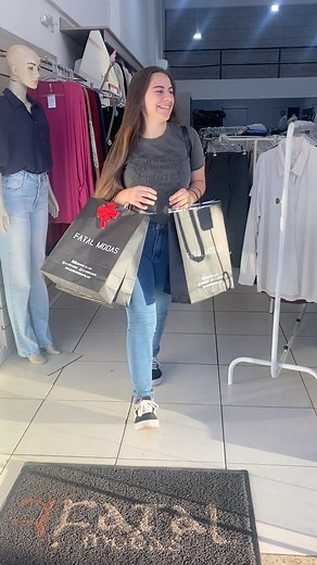 Fatal Modas on Instagram: "“Concentra, Nathalia… é só uma blusa.” Ela disse isso antes de entrar na Fatal Modas… Mas quem entra aqui sabe:é impossível sair com uma peça só! Blusas, calças, casacos, conjuntos… Tudo tão lindo que a cliente sai sorrindo e cheia de sacolas! Você também não resiste?Vem conhecer nossas novidades!!Tem cada look mais lindo que o outro te esperando! #fatalmodas #mulher #modafeminina #meme #engraçada #look #compras"