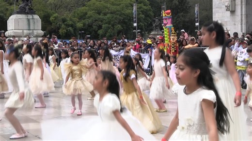 #VIDEO 🔵 La explanada del emblemático Palacio de Bellas Artes de la #CiudaddeMéxico se vio engalanada con la presentación gratuita de la célebre obra de ballet "El Cascanueces", adaptada de manera innovadora para la ocasión con una combinación de danza clásica, folclórica, contemporánea, árabe, africana y urbana. #XinhuaNoticias | China Xinhua News
