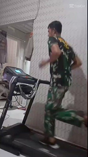 Tidak ada kata Babinsa, tua dan sebagainya, ketika perintah itu tiba, kamu harus SIAP!!! #lari #run #laritempur #latihan #babinsa #suami #kopral #indonesia #tni #prajurit #tniprima #tentarakeren #viralvideo #reelshits #tentaraindonesia #tniindonesia #suami #fbpro | Babinsa Millenial