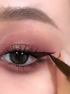 Close-Up Eyeliner Tutorial 💫 Fox-Themed Comic Rhinestone Eye Makeup | Unique & Stunning Look!#shorts
