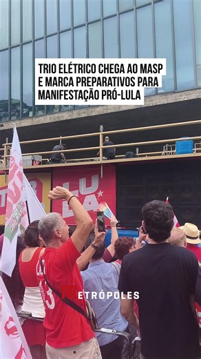 ➡️ ATO PRÓ-LULA O trio elétrico que será utilizado na manifestação em apoio à reeleição do presidente Luiz Inácio #Lula da Silva chegou à região do Museu de Arte de #SãoPaulo (#Masp), na Avenida Paulista, na manhã deste domingo (11). O ato está previsto para começar às 11h, com concentração em frente ao museu. Entre os nomes esperados na manifestação estão o deputado estadual por São Paulo Guilherme Cortez e a deputada federal Erika Hilton, ambos apoiadores da candidatura de Lula à Presidência d