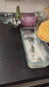 Znate li koliko je bundeva zdrava? Bogata je vitaminima i mineralima, a pored toga ima i fantastičnu boju. Danas vam predstavljamo jedan pravi jesenji recept za aromatičan kolač pun boja i ukusa, kombinaciju bundeve, lešnika i suvog grozdja. Ako se tome doda aroma cimeta i vanile, sasvim se sigurno dobija savršena poslastica. Pisani recept - Priprema: 1. Bundevu isečite i očistite od kore i izrendajte na krupno rende. 2. U dubokoj vangli penasto umutite jaja sa šećerom i vanilin šećerom, a zatim
