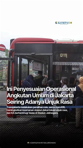 Sejumlah layanan angkutan umum di Jakarta menyesuaikan operasional pada Jumat (12/6/2026) menyusul adanya unjuk rasa Badan Eksekutif Mahasiswa Universitas Indonesia dan aliansi mahasiswa di kawasan Bundaran Hotel Indonesia. Penyesuaian itu meliputi penambahan petugas pengamanan KAI Commuter, pemberlakuan pemberhentian luar biasa di Stasiun Jatinegara oleh KAI Daop 1 Jakarta, serta penyesuaian sejumlah rute Transjakarta. VP Corporate Secretary KAI Commuter Karina Amanda mengatakan, layanan Kereta