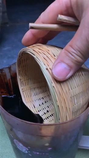 How to dip paint into a woven basket correctly and incorrectly.