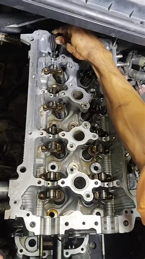 Toyota 1TR-FE engine cylinder head installation #reelsvideo #automotive #automobile #engineering | Andri Irawan
