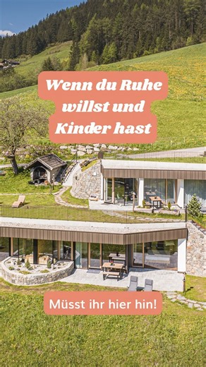 Little Travel Society | Reisen mit Kindern on Instagram: "(Werbung) 🇮🇹🏔️🌿 Barfuß durchs Gras, Heu unter den Füßen, Hasen streicheln – und zwischendurch Panorama-Baden mit Blick auf die Berge: In den Innermoser Chalets in Südtirol treffen Kinderabenteuer auf entspanntes Familienankommen. Bei @innermoser Bauernhof Chalets wohnt Ihr naturnah und ruhig, mit viel Freiraum draußen – und gleichzeitig ganz nah an Bergen, Liften und Ausflugszielen. ✨ 📍 Wo: Mühlen in Taufers, Tauferer Ahrntal, Südtir