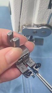 Perfect topstitching? Even edge stitching? The Bilateral Compensating Foot is your go to for neat, balanced stitches on both sides of your seam no wobbling, no guessing! It’s ideal for sewing close to edges, topstitching collars, bags, and leather projects with precision. Once you try it, you’ll never go back! 😍 🛒 Order yours now at 👉 www.bavicsewingaccessories.com.ng #bilateralcompensatingfoot #sewingfeet #bavicsewingaccessories #sewingnigeria #tailoringtools #sewinghack #sewingmadeeasy #fas