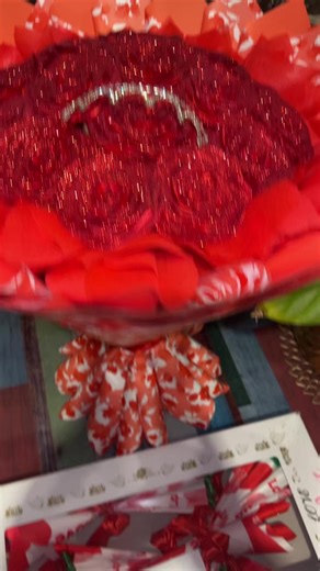 ✨ Aceasta este munca mea din ultimele zile. Mini buchețele, buchete și multe ore de lucru realizate cu grijă și pasiune 🌷 Fiecare floare a fost pregătită cu atenție la detalii și mult suflet. Mulțumesc din inimă tuturor pentru comenzi și pentru încrederea acordată 🤍 Susținerea voastră înseamnă enorm pentru mine! Primăvara se face cu drag 💕🌸 #videoviral #foryoupage❤️❤️❤️🌹🌹🌹 #viral_videos_tiktok #viral_video