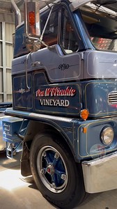 This Emeryville is in Frank Pace’s collection in Australia. As the late Steve Irwin would say, ‘Crikey! Isn’t she a beauty?’ #Truck #trucks #trucking #trucker | Miss Flatbed Red