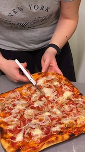 PIZZA IN TEGLIA! 🍕 Ingredienti: 1 kg di farina 0 770 gr di acqua 3 gr di lievito 25 gr di sale 25 gr di olio Procedimento: Preparate l’impasto e fatelo riposare in frigo per 12 ore. Uscite l’impasto dal frigo e fatelo riposare un’ora. Dividete in 4 se volete la pizza più sottile, mentre se la volete più spessa dividetelo in 3. Fate riposare fino al raddoppio (circa 4 ore) e stendete l’impasto. Condite e infornate alla massima potenza prima nella parte bassa del forno e successivamente nella par