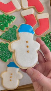 31K views · 163 reactions | My 4-ingredient cookie icing dries completely, leaving your cookies glossy, smooth, and stackable! Comment "icing" and I'll send the recipe to your messages ❄️ Get my easy recipe here: https://handletheheat.com/easy-cookie-icing | Handle the Heat | Facebook