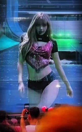 LISA CATWALK 👀 #LALISA #LISA #BLACKPINK | Lisa Blackpink VN - Mái tóc 10 tỷ won