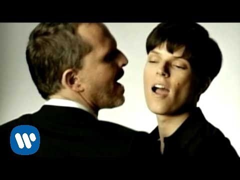 Miguel Bose - Como Un Lobo (feat. Bimba Bosé) (Official Music Video)