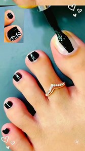 Blanco y negro en los pies: estilo eterno ✨🥰💅🏻 #nailsflowers #PedicurePerfection #pedicure #uñas2025 #NailDesign | manicura premium