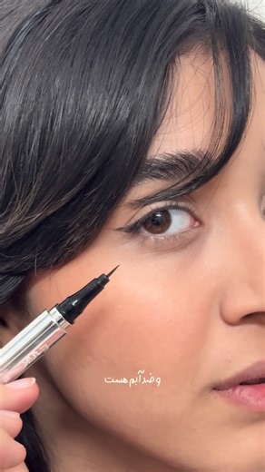 ‎ماحی استور🫐| محصولات آرایشی خاص و فانتزی‎ on Instagram‎: "اگه همیشه با خط چشم کشیدن مشکل داری یا دلت می‌خواد خطت خیلی نازک، قرینه و تمیز دربیاد، این دقیقاً همونه که باید امتحانش کنی✨ ✔️ فرچه ماژیکی فوق‌سوزنی (واقعاً نوک سوزنه، نه شعار تبلیغاتی) ✔️ کنترل فوق‌العاده بالا حتی برای مبتدی‌ها ✔️ مشکی عمیق و یکدست (بدون خاکستری شدن) ✔️ خشک شدن سریع، بدون لک روی پلک ✔️ مناسب خط چشم نازک روزانه تا خط‌های گرافیکی دقیق ✔️ پخش نمی‌شه و زیر چشم نمی‌ریزه . . . فرق GACK با خیلی از خط چشم‌های بازار از نوکش مع