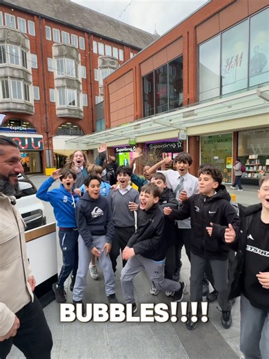 We asked the youth one simple question… 👀🧋 “Where’s the best bubble tea in the UK?” And honestly… the answer spoke for itself 😌 To celebrate, we treated them to some delicious strawberries in chocolate 🍓🍫 Good vibes, sweet treats, and of course the best bubble tea. 📍 Square Bubbles #SquareBubbles #BestBubbleTeaUK #ChocolateStrawberries #BubbleTeaLovers #LondonFoodies