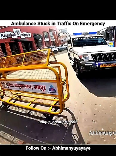 Ambulance Stuck in Traffic… Rider Steps In to Help 🚑🏍️❤️#bikerider #help #ambulance #traffic #clear