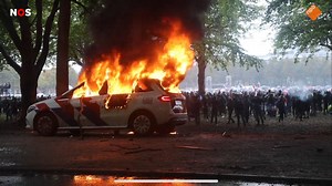 Hooligans achter rellen in Den Haag: 'Onthutsende en bizarre beelden van schaamteloos geweld' | Voetbalzone