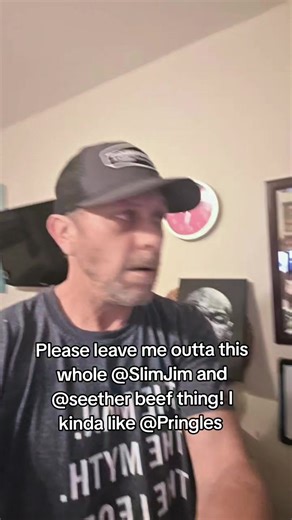 #stitch with @FcknHistory @Slim Jim and @Seether beef is now getting ridiculous! Leave me and @Pringles outta this debacle. Please! Im just over here trying to mind yalls business!