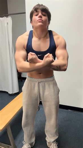 Harper Bumgardner on Instagram: "Push dayyyy todayyy😈😎 Main movements: incline smith machine press, dumbbell bench press, cable lateral raises (using cuff attachment), shoulder press machine, cross-body tricep extensions, decline sit-ups New coaching lab is live! Weekly custom meal plans, live workouts, 24/7 support, weekly check-ins and so much more😈 Comment “CRAFT” to learn more! Hosted by @lynleylifts and myself 💪🏻🫶🏻 #girlswholift #wlw #bodybuilding"