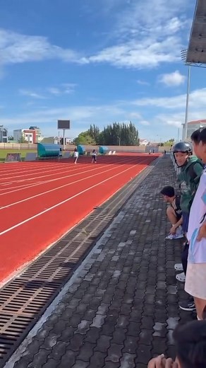 🎉 Tiếp nối các hoạt động thi đua chào mừng ngày Nhà giáo Việt Nam 20/11, trường chúng ta tổ chức phong trào thi đấu điền kinh 🏃‍♀️🏃‍♂️ nhằm rèn luyện sức khỏe 💪, tinh thần thể thao 🏆 và ý chí vượt khó 💫 cho học sinh. 🔥 Các em học sinh đã thi đấu hết mình – trung thực – đoàn kết 🤝, thể hiện tinh thần thể thao cao thượng và ý chí kiên cường 💥. 🎖️ Chúc mừng các vận động viên đã đạt thành tích xuất sắc 🏅 và cảm ơn tất cả các em 🌸 đã góp phần tạo nên không khí thi đua sôi nổi, đầy ý nghĩa