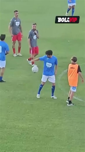 功底还在，阿根廷前国脚艾马尔在慈善赛前大秀技术_腾讯新闻